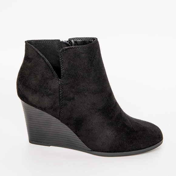 Wedge heel, approximately 2.5 inches tall. Fit small, more like a 9.5. - Picture 10 of 11